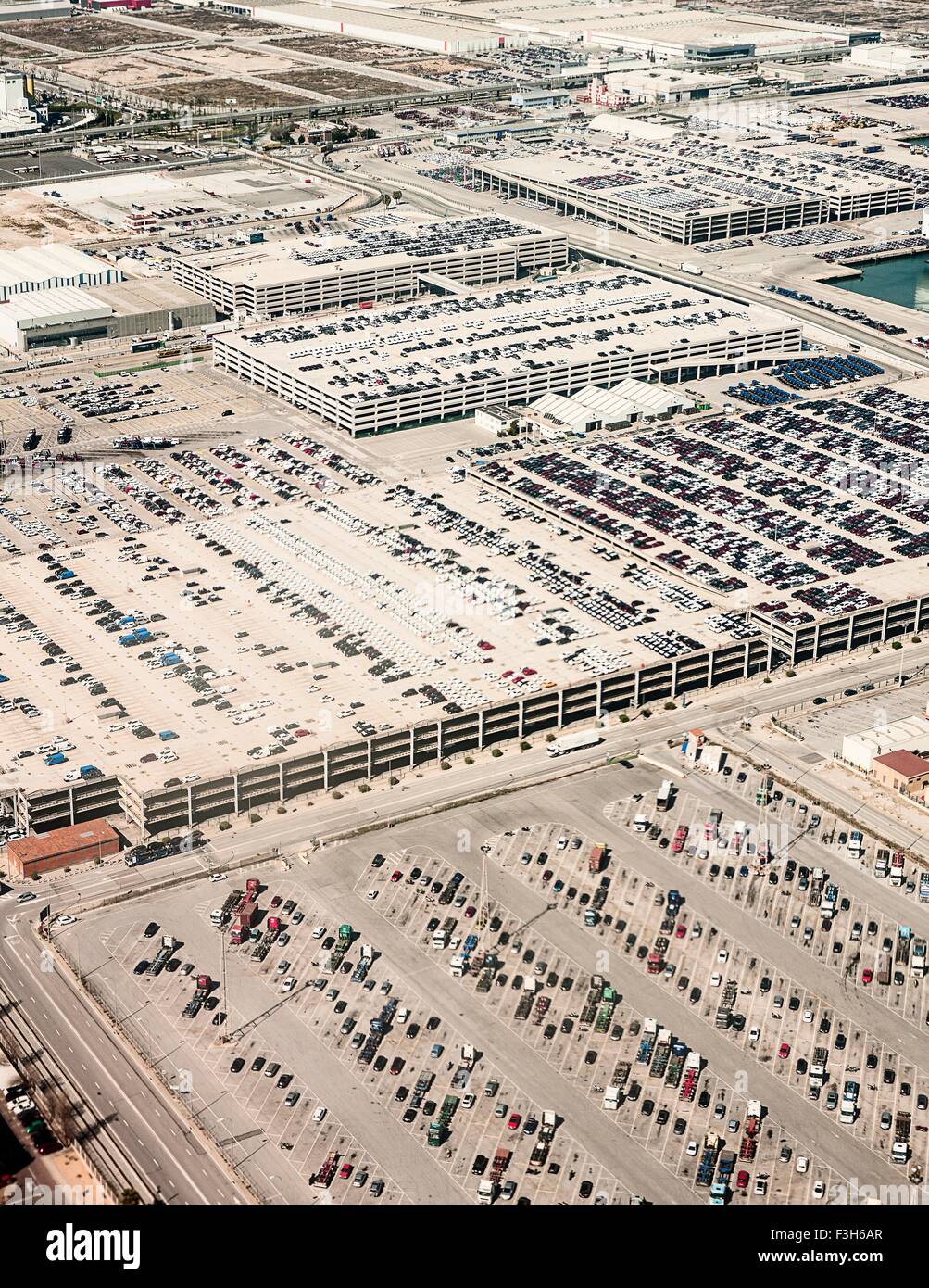 Portrait de rangées de véhicules en stationnement, le port de Barcelone, Espagne Banque D'Images