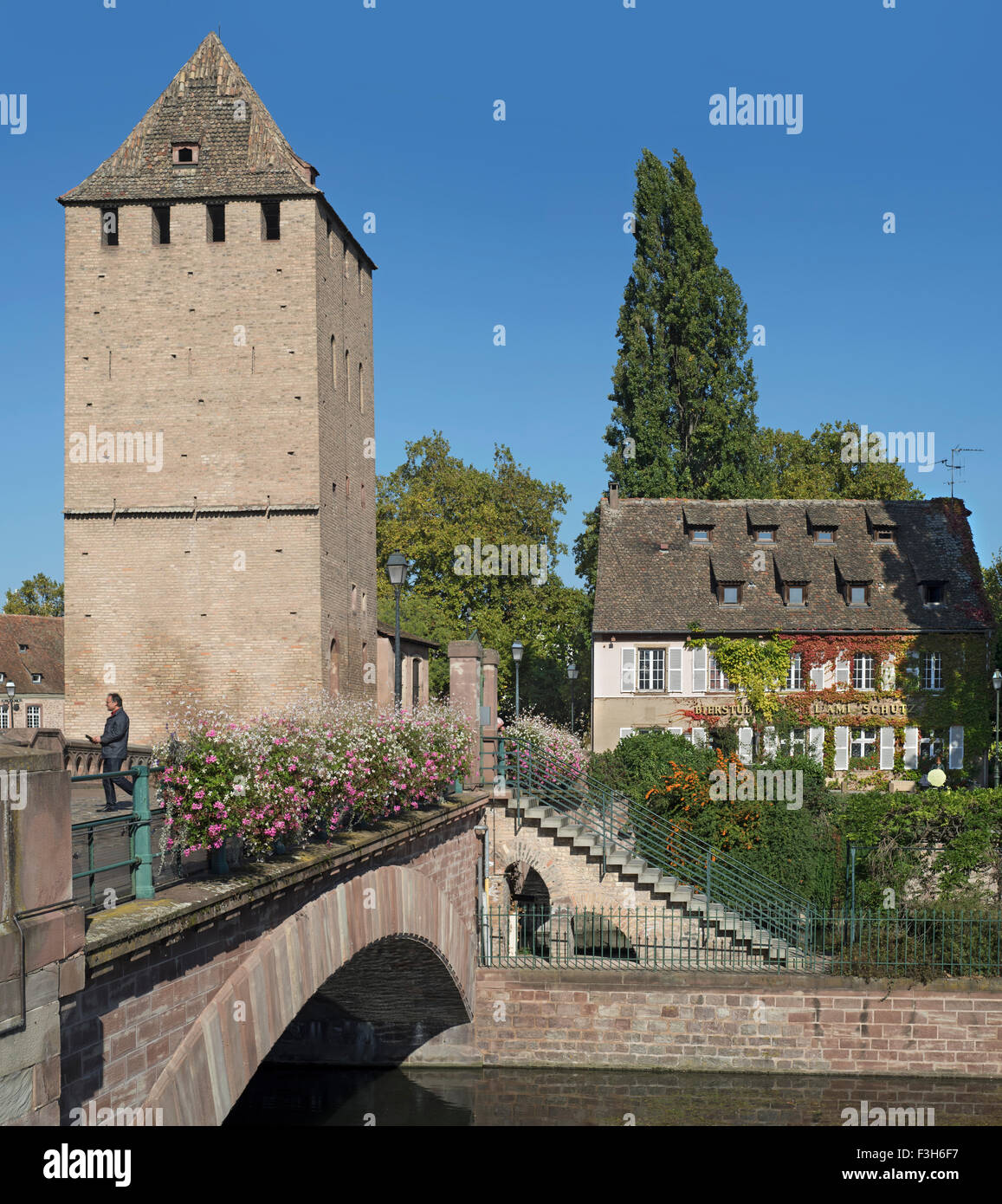 L'une des quatre tours de l'époque médiévale Ponts Couverts sur l'Ill dans le quartier de la Petite France à Strasbourg, Alsace, France Banque D'Images