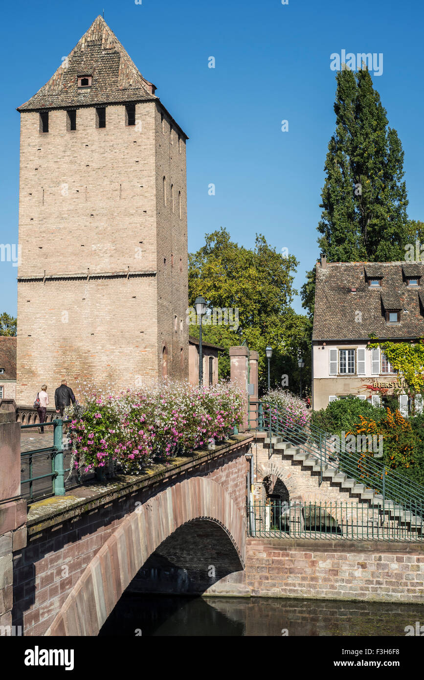 L'une des quatre tours de l'époque médiévale Ponts Couverts sur l'Ill dans le quartier de la Petite France à Strasbourg, Alsace, France Banque D'Images
