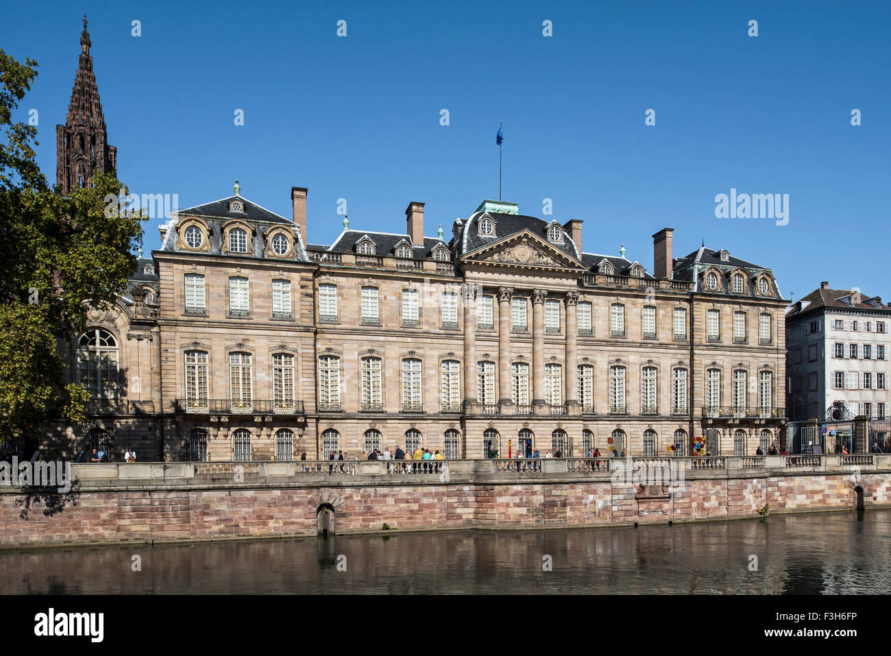 Palais Rohan / façade du palais Rohan face à l'Ill dans la ville Strasbourg, Alsace, France Banque D'Images Palais Rohan / façade du palais Rohan face à l'Ill dans la ville Strasbourg, Alsace, France Banque D'Images