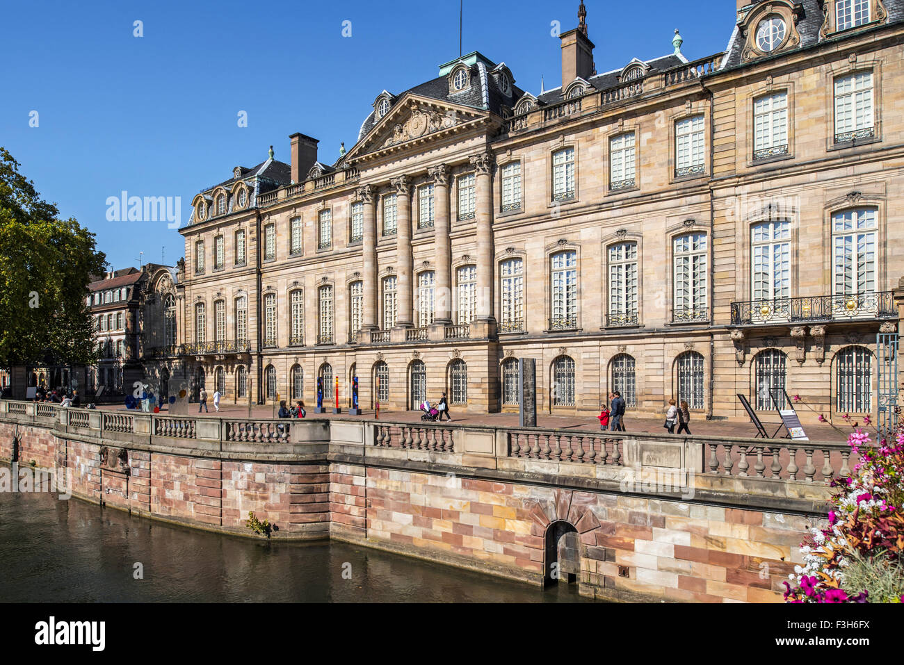 Palais Rohan / façade du palais Rohan face à l'Ill dans la ville Strasbourg, Alsace, France Banque D'Images Palais Rohan / façade du palais Rohan face à l'Ill dans la ville Strasbourg, Alsace, France Banque D'Images