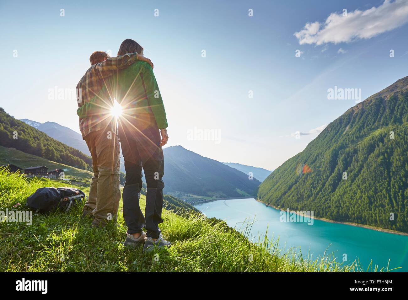 Jeune couple à la recherche sur Vernagt réservoir et Finailhof ferme, Val Senales, Tyrol du Sud, Italie Banque D'Images