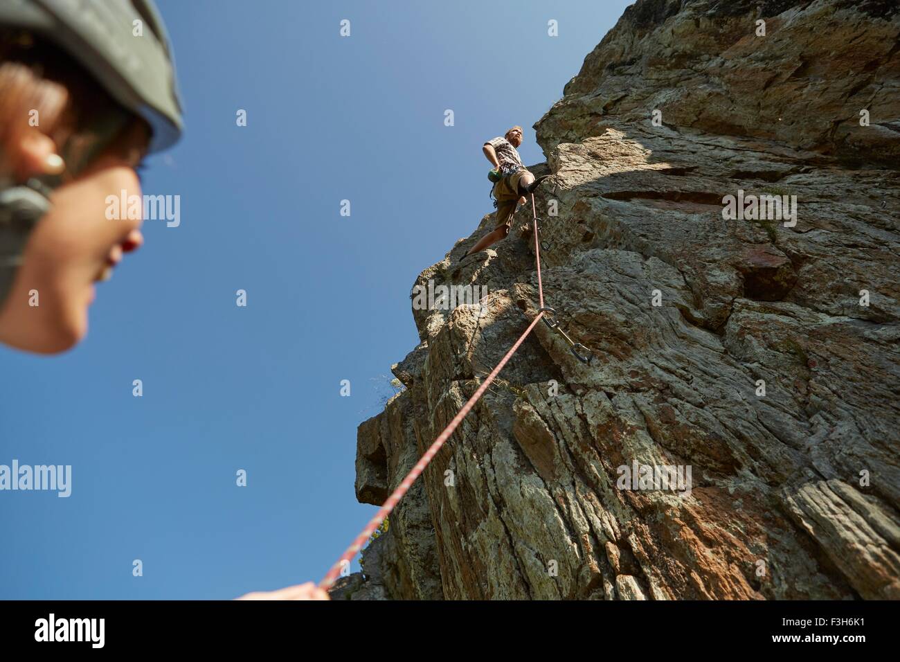 Low angle view of young escalade couple climbing rock formation, Val Senales, Tyrol du Sud, Italie Banque D'Images
