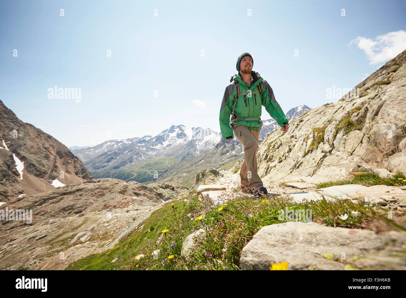 Young male hiker randonnées Glacier Val Senales, Val Senales, Tyrol du Sud, Italie Banque D'Images