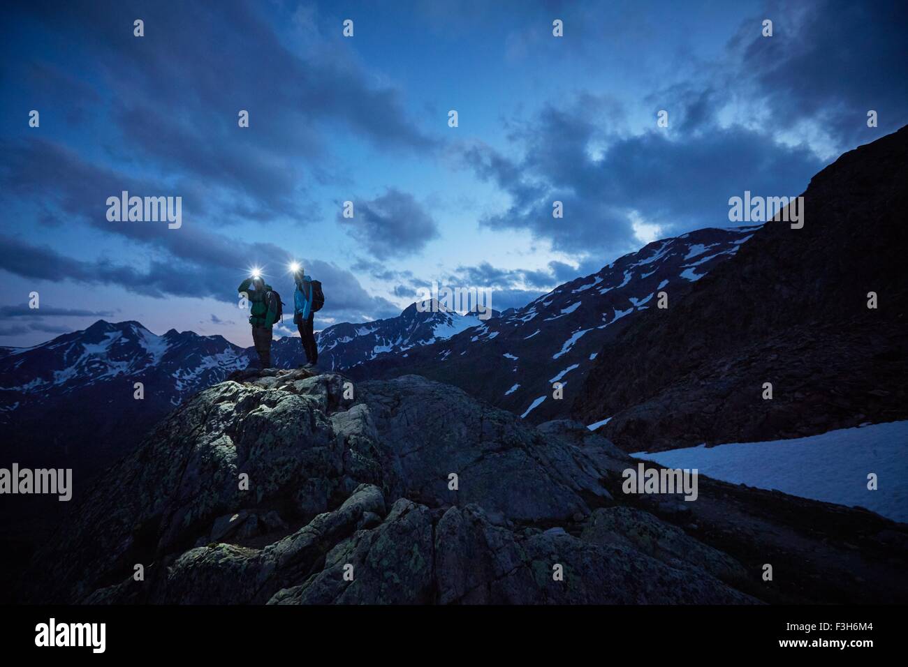 Jeune couple à la recherche de randonnées sur des montagnes escarpées de nuit, Val Senales Val Senales, Glacier, Tyrol du Sud, Italie Banque D'Images