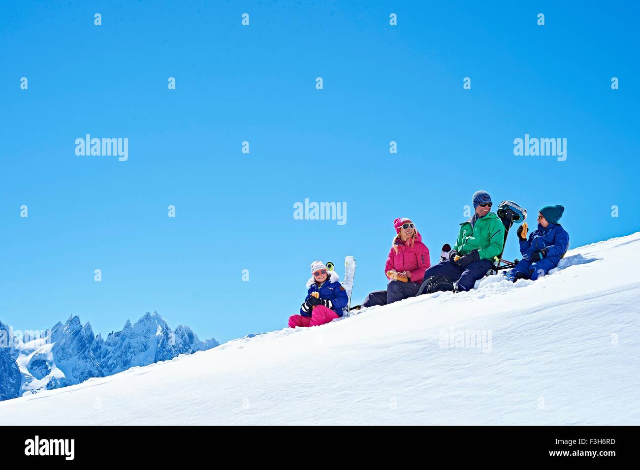 Au repos de la famille sur la neige, Chamonix, France Banque D'Images