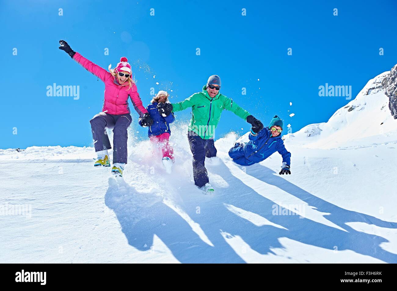 Famille jouent dans la neige, Chamonix, France Banque D'Images