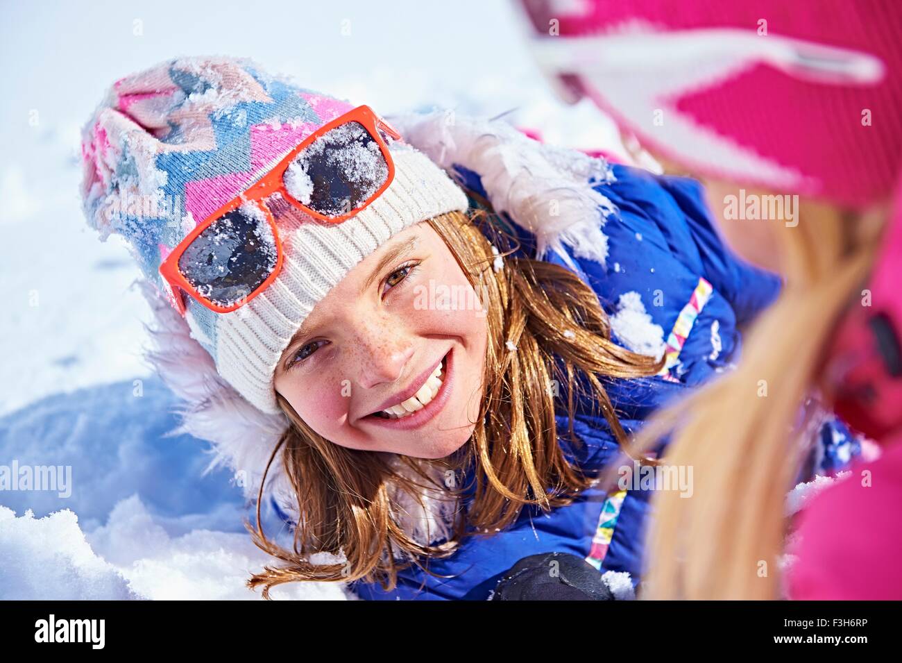 Mère et fille jouer dans la neige, Chamonix, France Banque D'Images