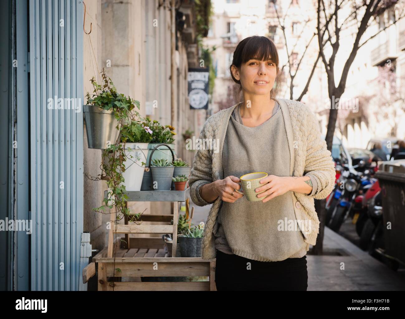 Propriétaire de boutique sur pause-café, El Raval, Barcelone, Espagne Banque D'Images
