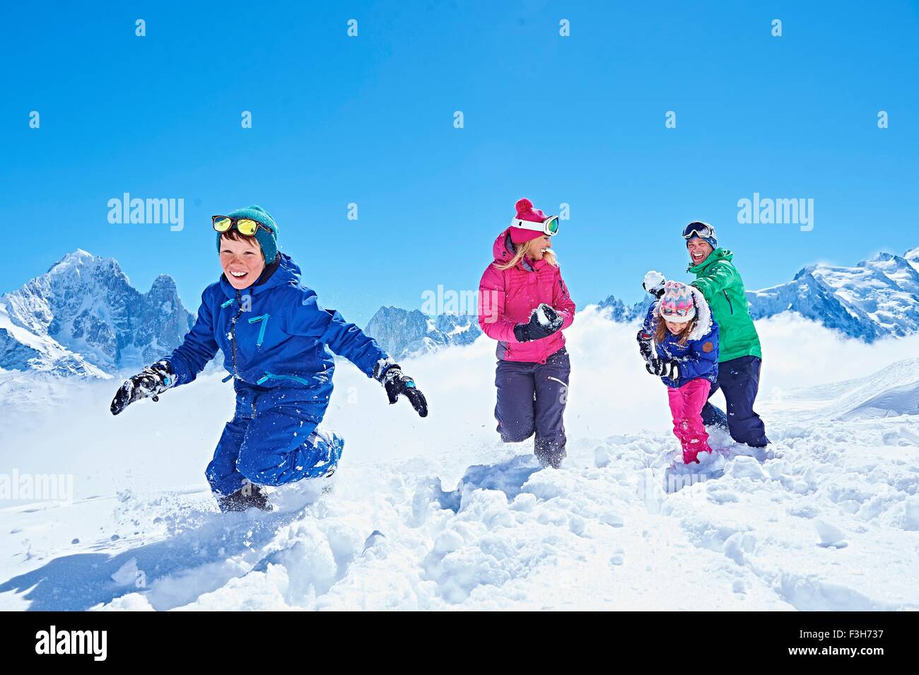 Family having snowball fight, Chamonix, France Banque D'Images