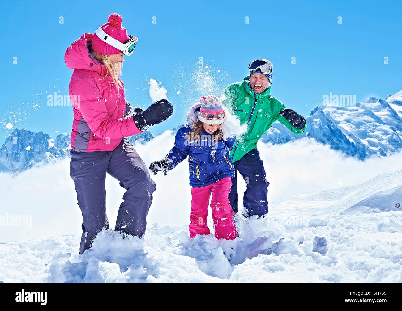 Family having snowball fight, Chamonix, France Banque D'Images