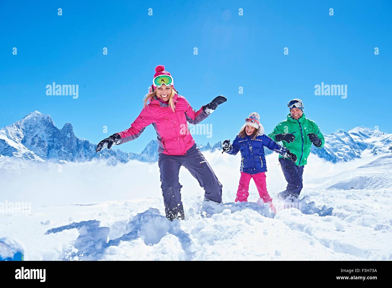Famille jouent dans la neige, Chamonix, France Banque D'Images
