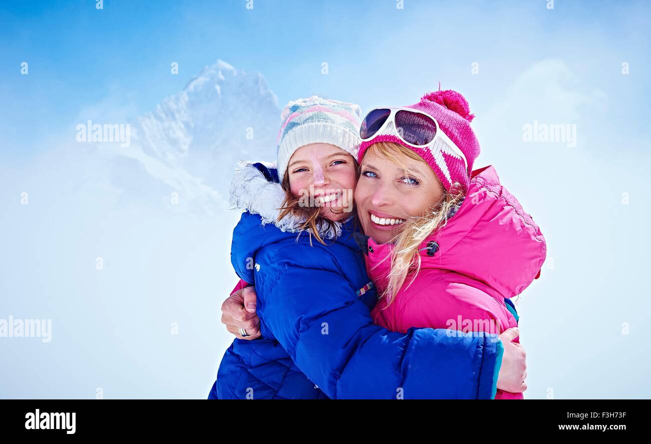 Mother and Daughter hugging, Chamonix, France Banque D'Images