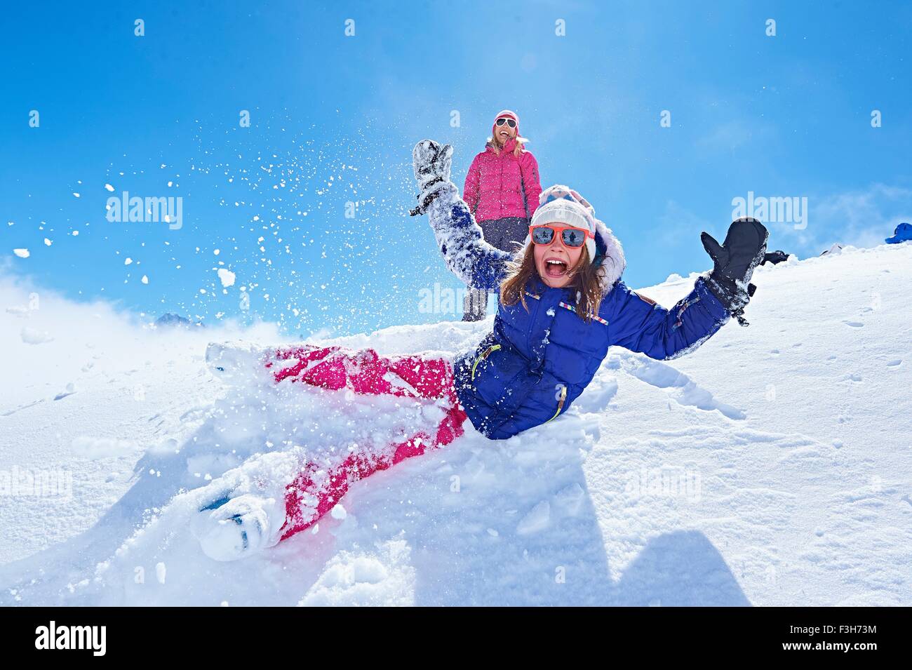 Fille de tomber dans la neige, Chamonix, France Banque D'Images
