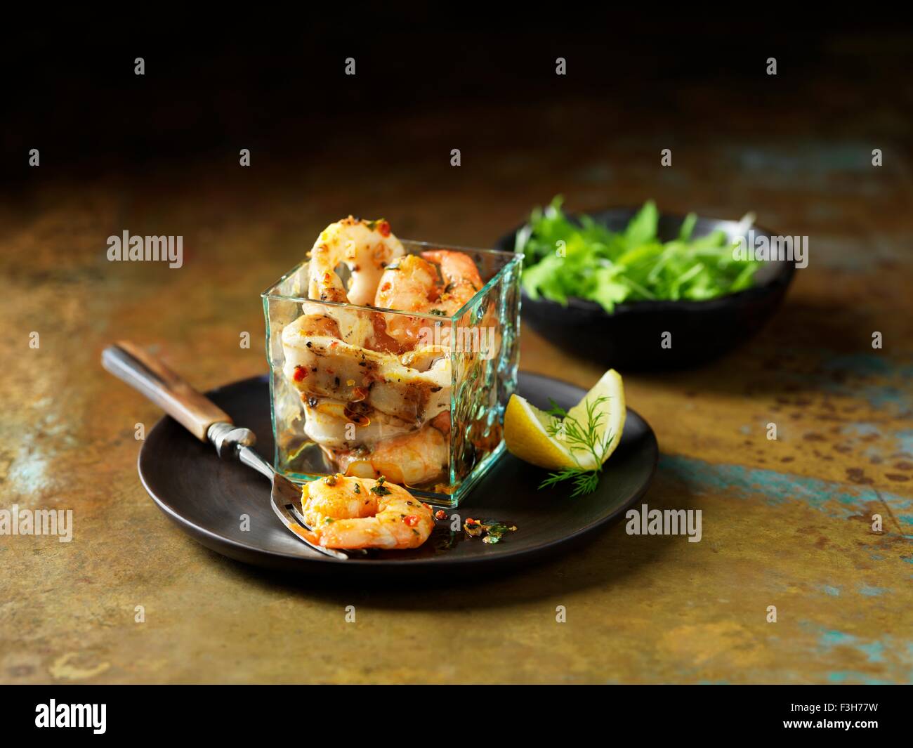 La vie toujours habillé de langoustines et calamars cuits au feu avec bol de salade mixte Banque D'Images