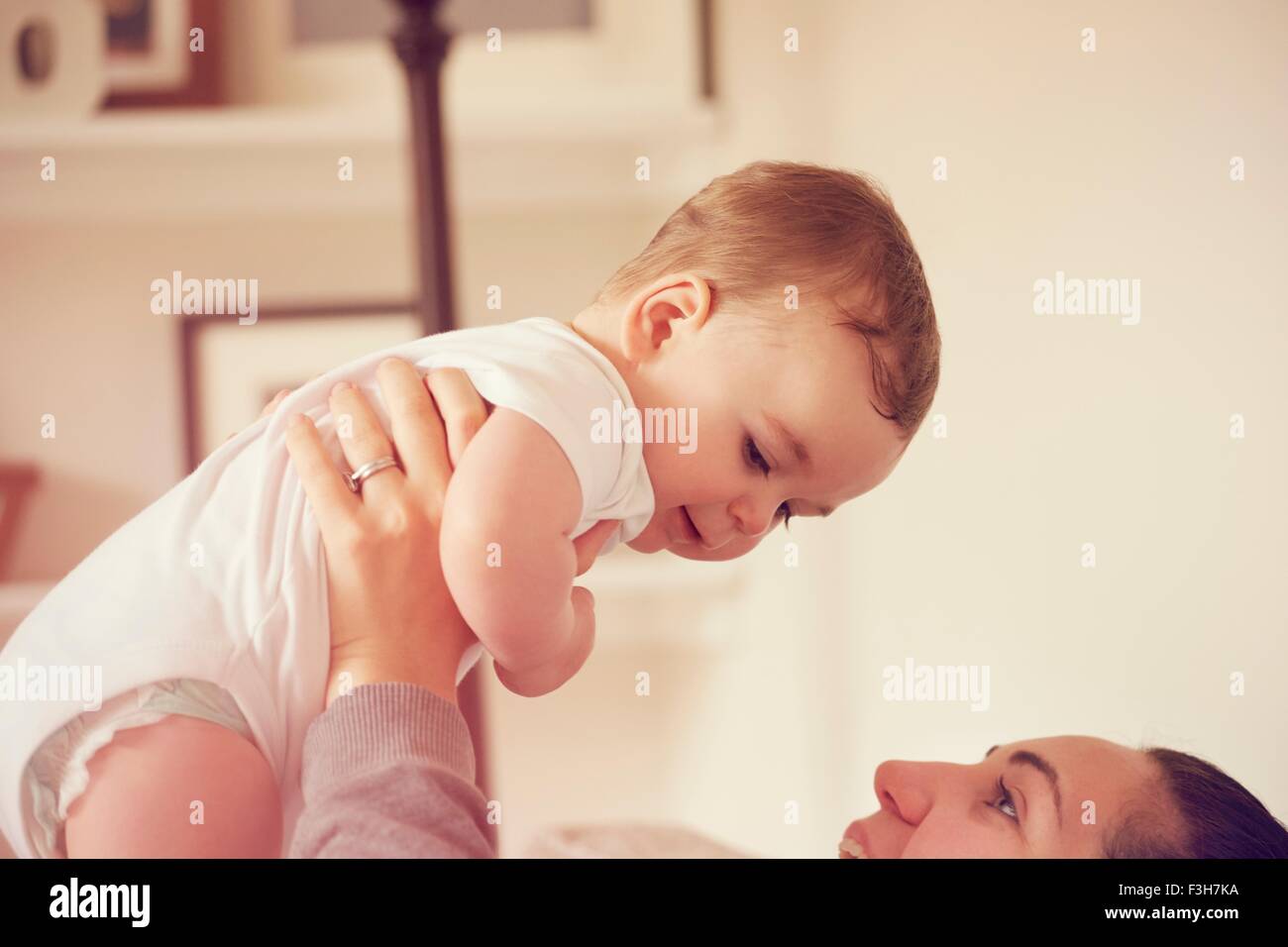 Mère et bébé garçon jouant dans la salle de séjour Banque D'Images
