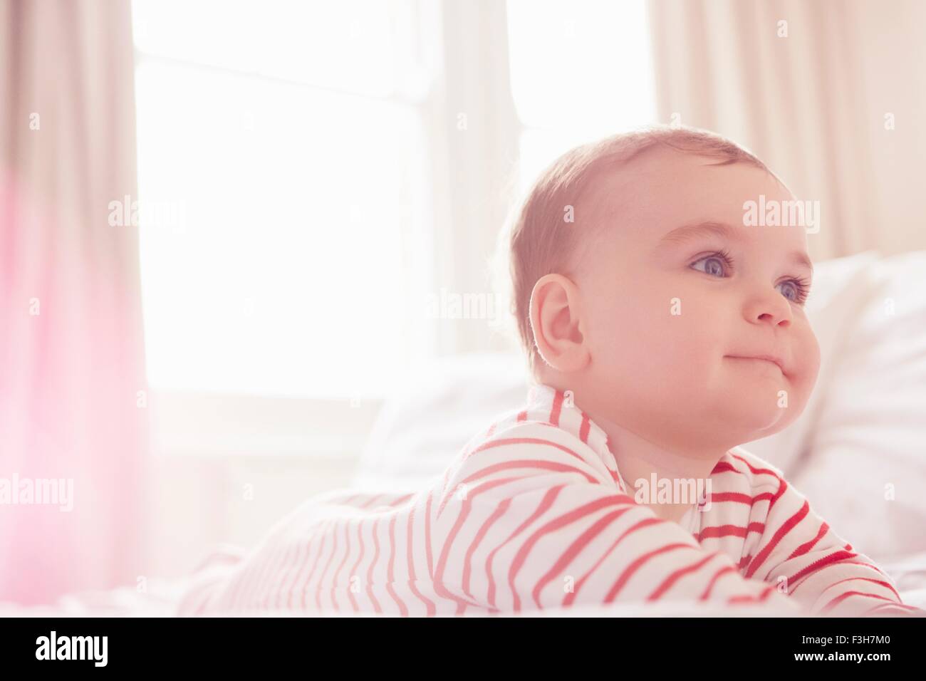 Baby Boy lying on bed Banque D'Images