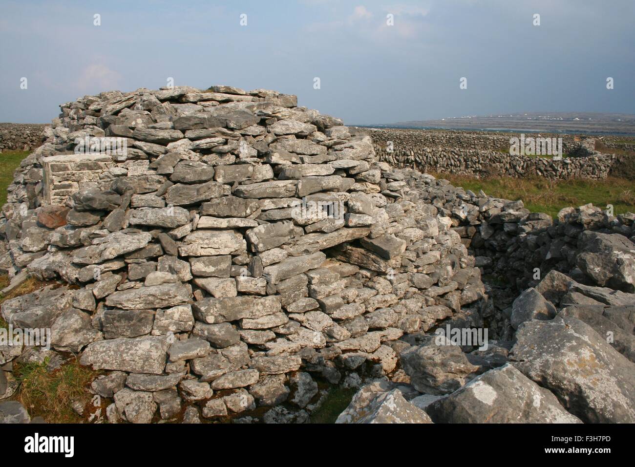 Pèlerin médiéval hut, Clochan na du chariot, sur l'île de Inishmore qui appartient aux îles d'Aran en Irlande. Banque D'Images