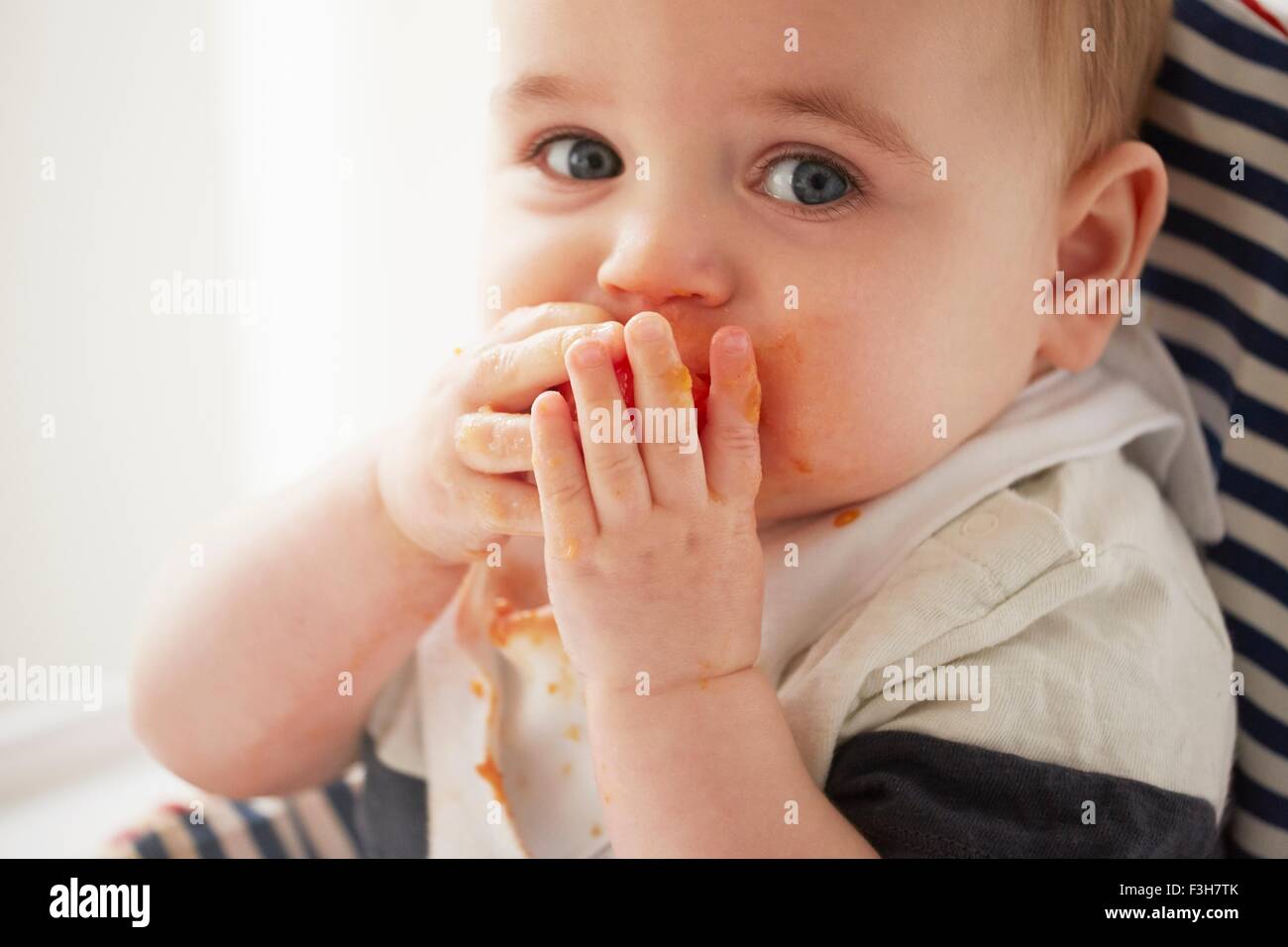 Alimentation Bebe Garcon Lui Meme En Chaise De Bebe Photo Stock Alamy