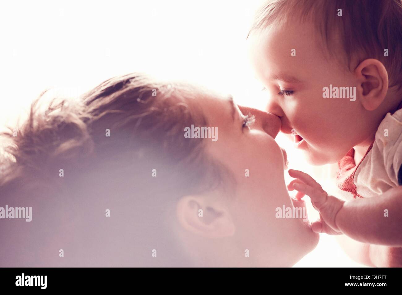 Mère rubbing noses avec baby boy Banque D'Images