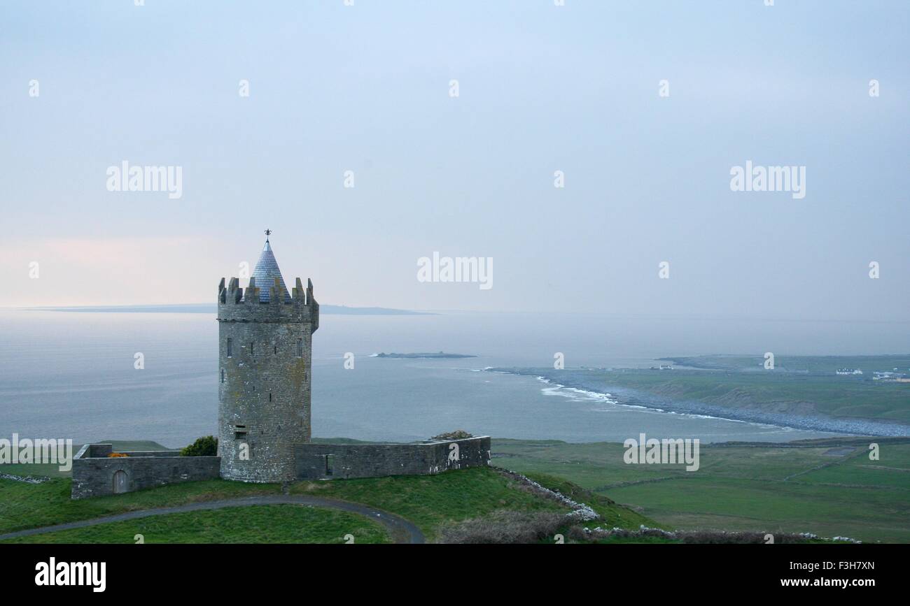 Tower House Doonagore à Doolin, Burren, Irlande. Banque D'Images