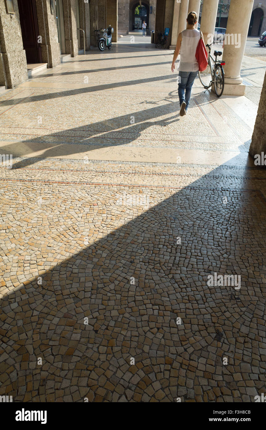 Les ombres et la lumière du soleil sur le plancher en mosaïque Banque D'Images
