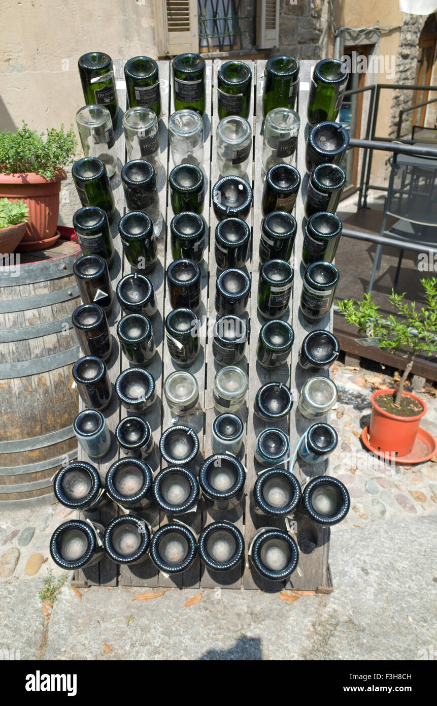 Des bouteilles de vin vides stockées en rack. Banque D'Images