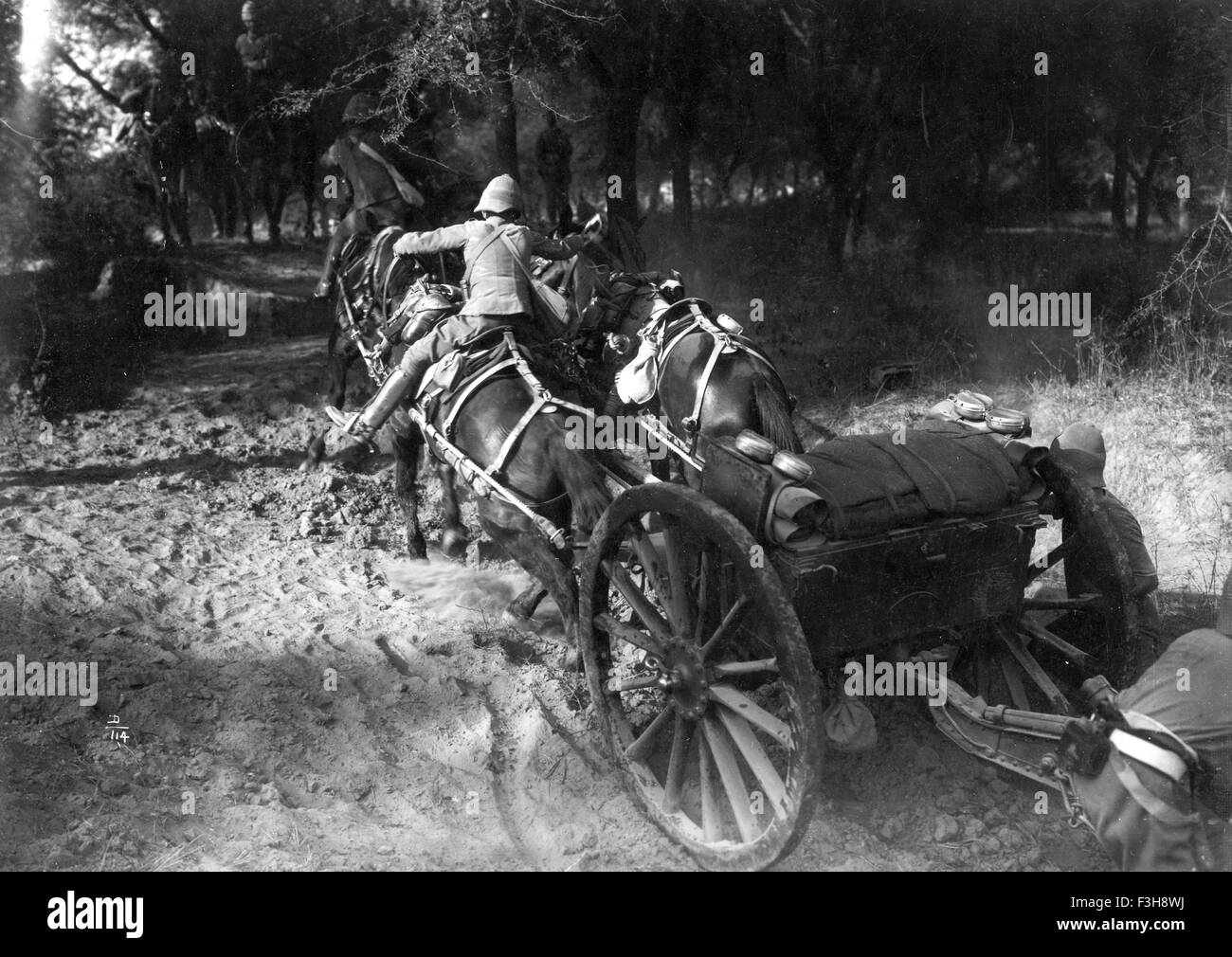 L'armée indienne britannique transport des armes à feu sur une plage de sl;op vers 1905 Banque D'Images