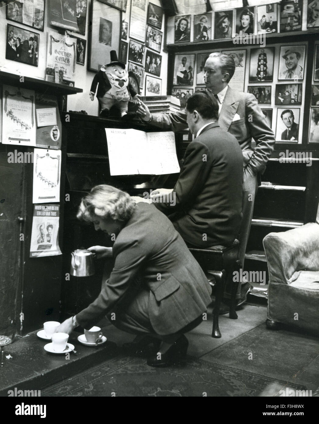 DENMARK Street, Londres. Un compositeur de musique de Tin Pan Alley sur 1952 Banque D'Images