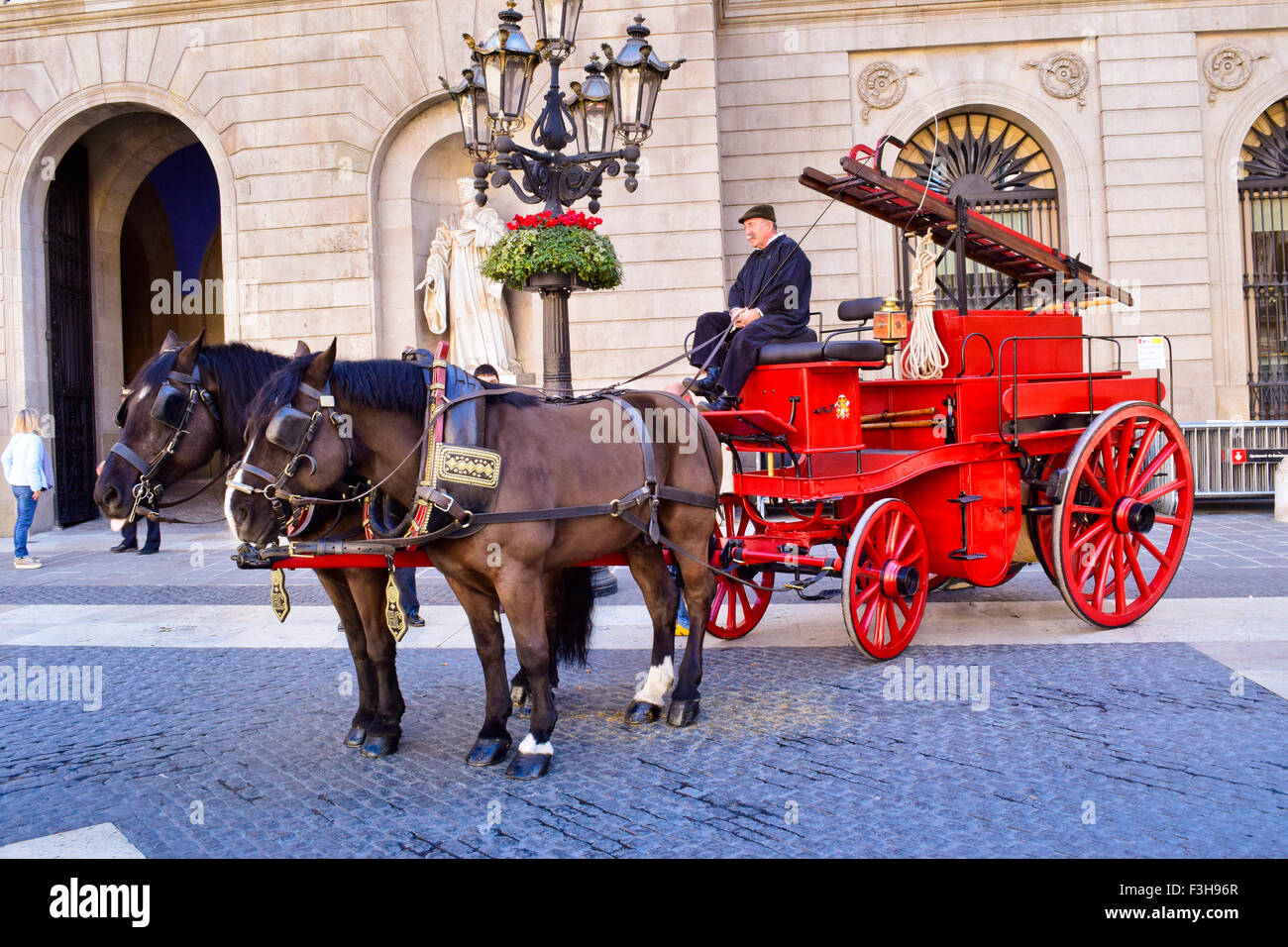 Camion de pompiers avec les chevaux. Barcelone, Catalogne, Espagne. Banque D'Images