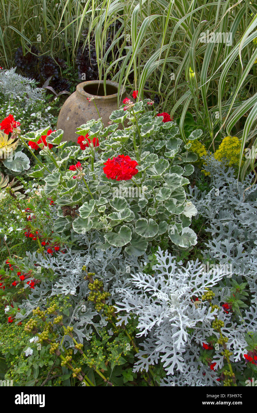 Pot en argile et chambre poireaux dans flower border Banque D'Images