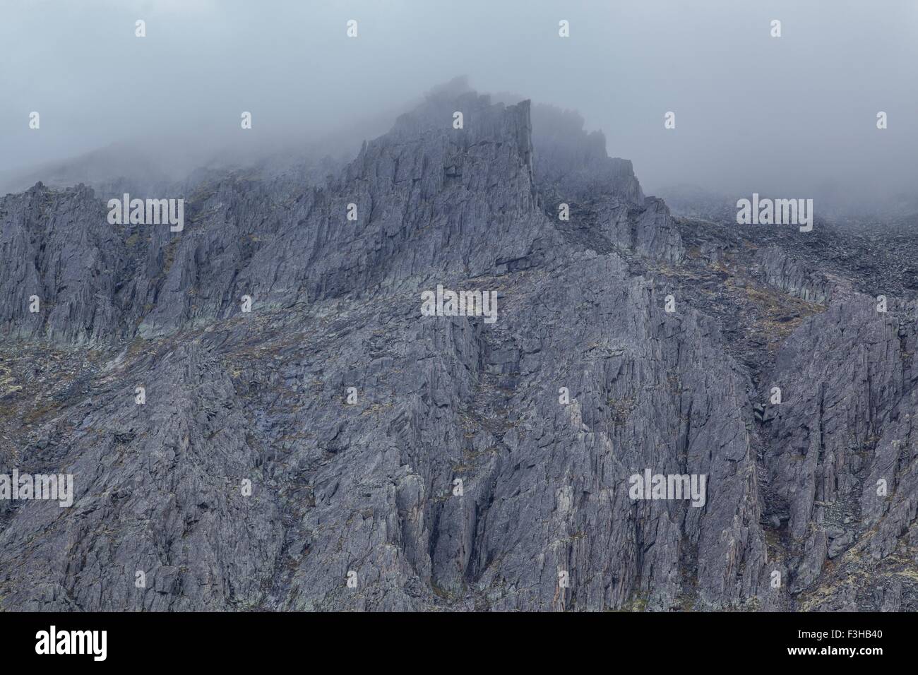 Avis de nuages bas sur les montagnes escarpées, Oural, Russie Banque D'Images