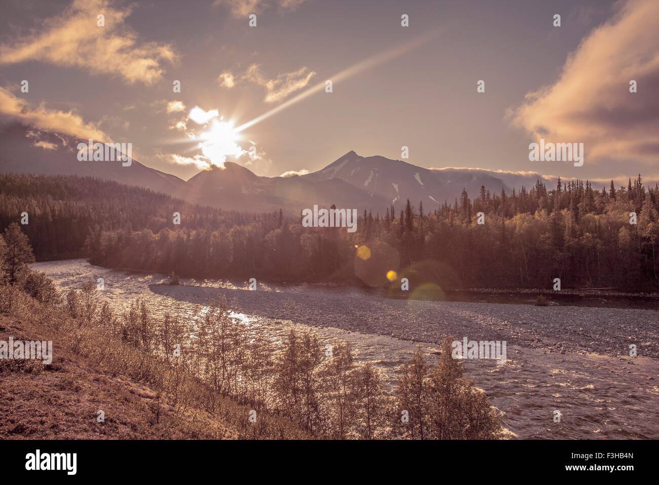 Vue sur rivière gelée et les montagnes à l'aube, de l'Oural, Russie Banque D'Images