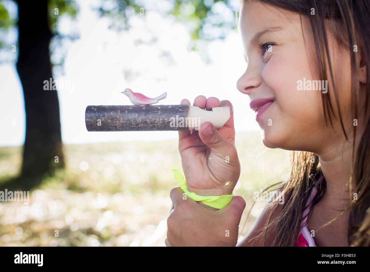 Girl prépare à coup de sifflet oiseau park Banque D'Images