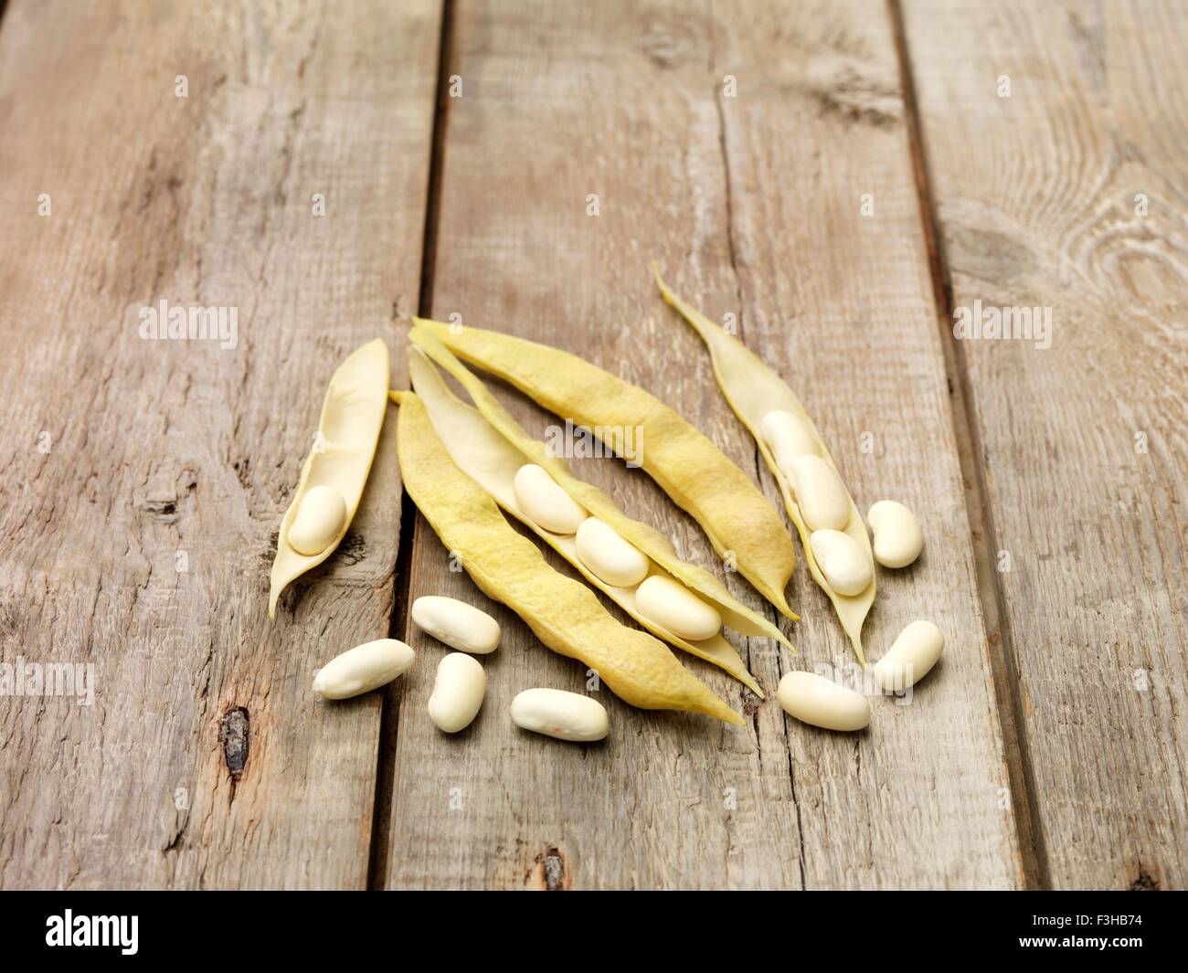 Still Life de haricots CANNELLINI (également connu sous le nom de haricots blancs) sur table en bois Banque D'Images