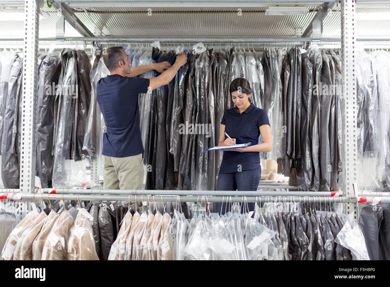 Deux travailleurs d'entrepôt entrepôt de distribution de vêtements en préparation Banque D'Images