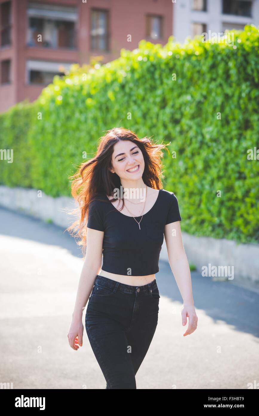 Belle jeune femme aux longs cheveux bruns se promener Banque D'Images
