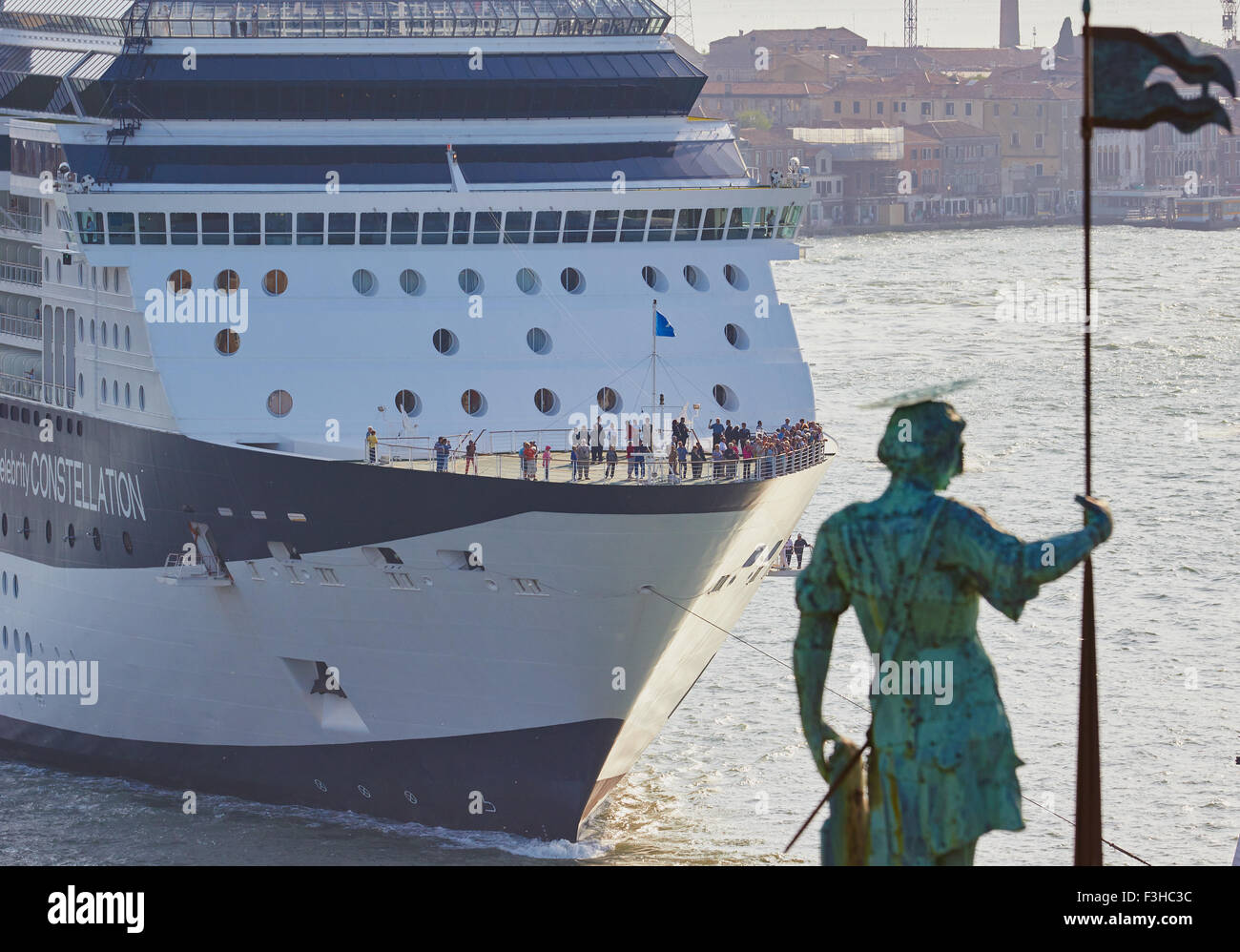 Croisière en bateau géant Canal Giudecca avec statue de Saint George sur le dessus de la Basilique di San Giorgio Maggiore Venise Vénétie Italie Banque D'Images