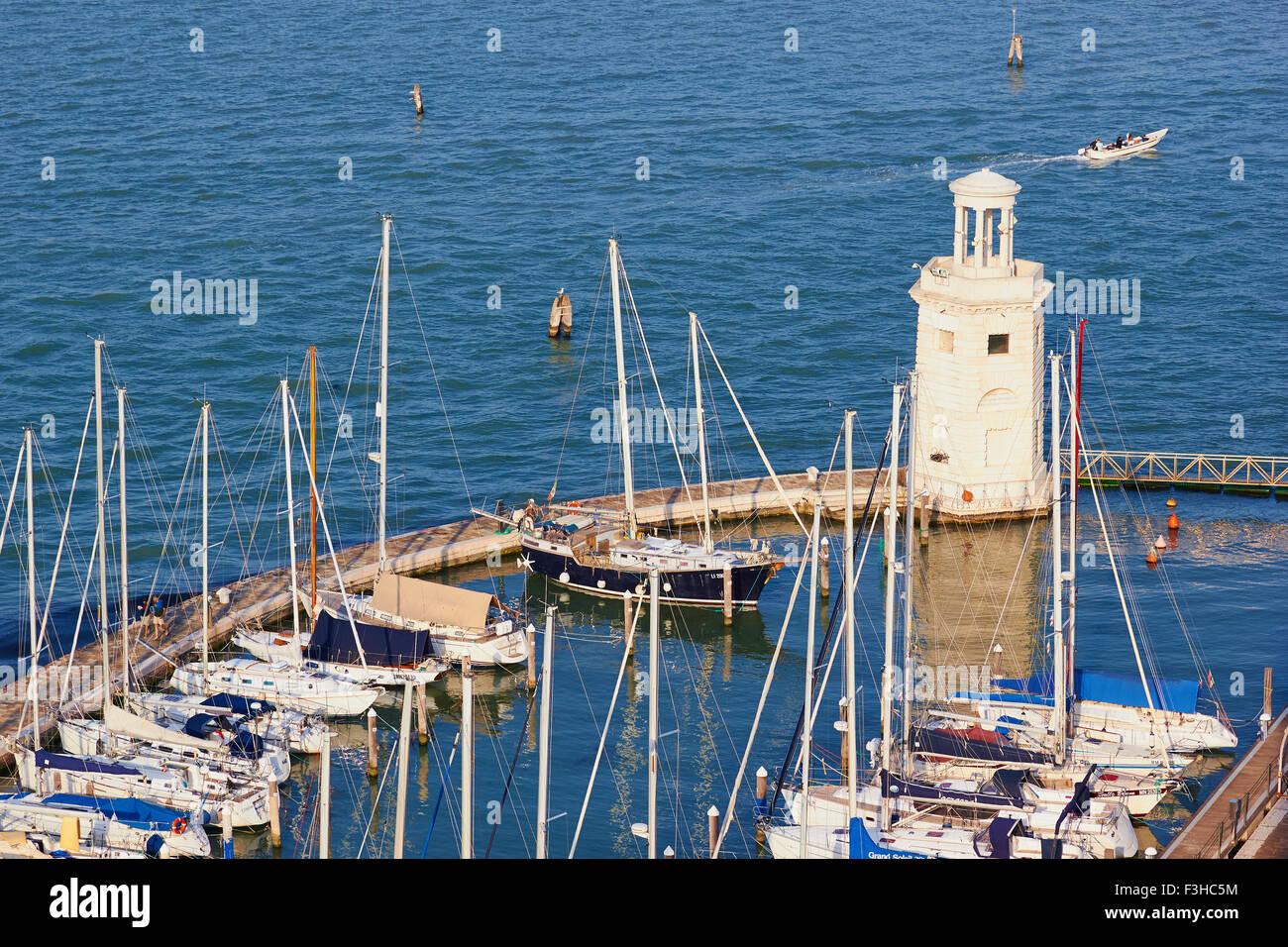 Port et phare sur l'île de San Giorgio Maggiore Venise Vénétie Italie Europe Banque D'Images