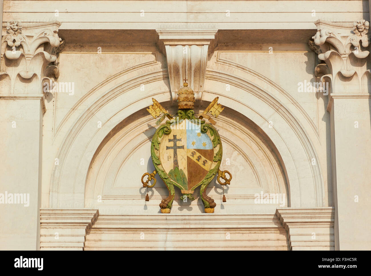 Sur la crête décorative façade de la Basilique di San Giorgio Maggiore Venise Vénétie Italie Europe Banque D'Images