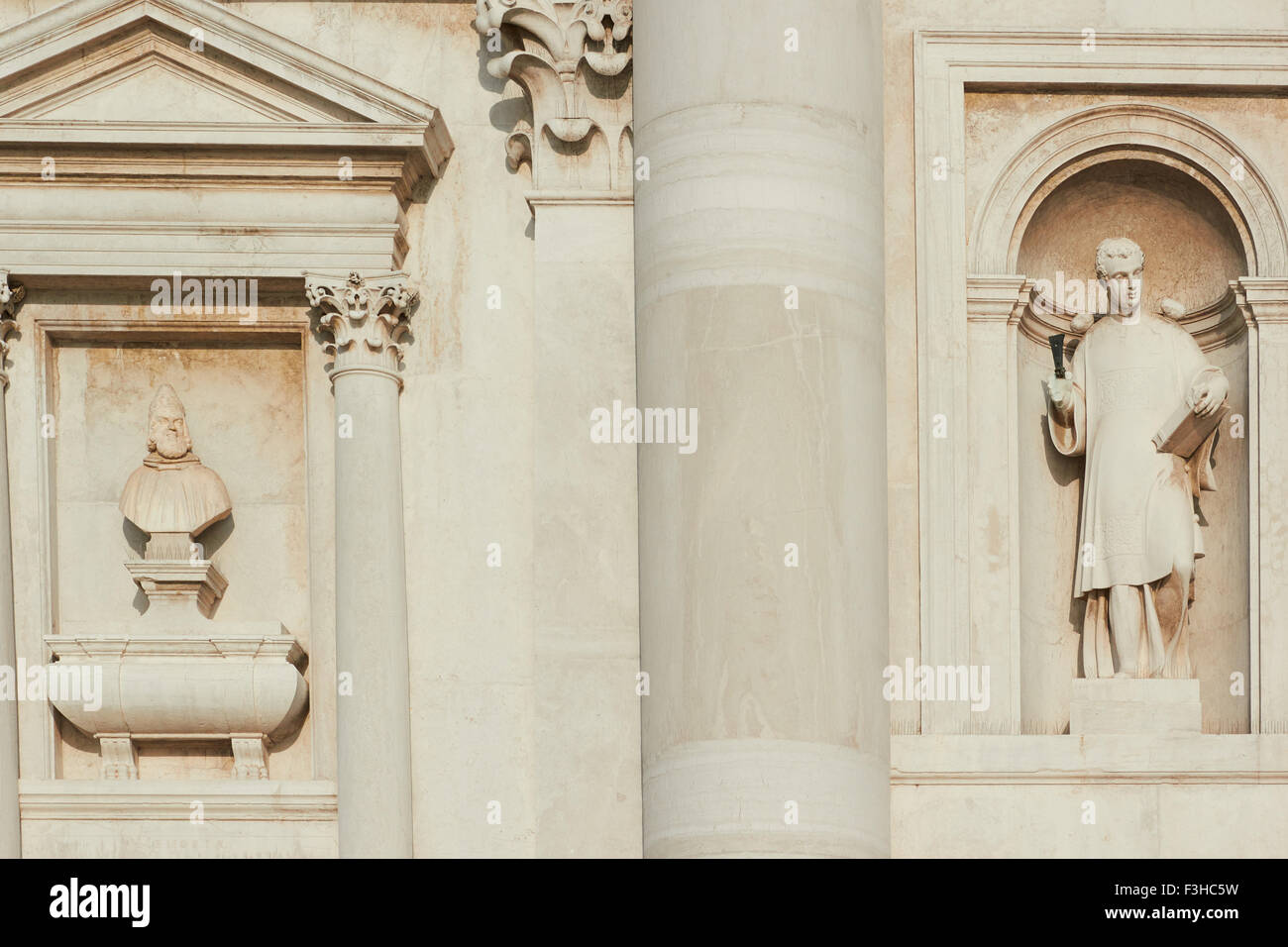 Statues sur la façade de la Basilique di San Giorgio Maggiore Venise Vénétie Italie Europe Banque D'Images