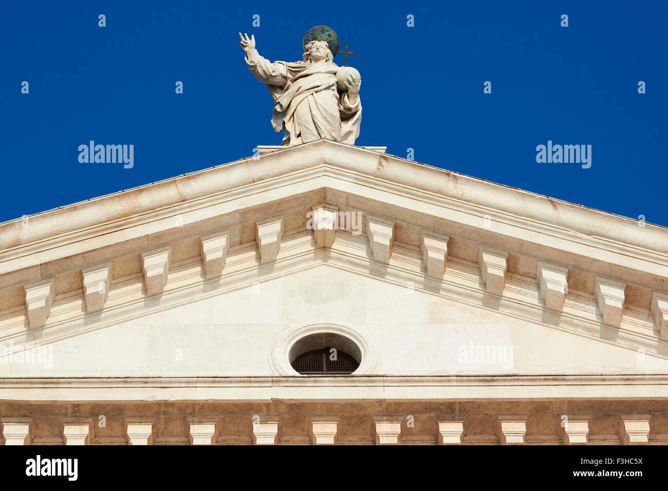 Statue sur le toit de la Basilique de San Giorgio Maggiore Venise Vénétie Italie Europe Banque D'Images
