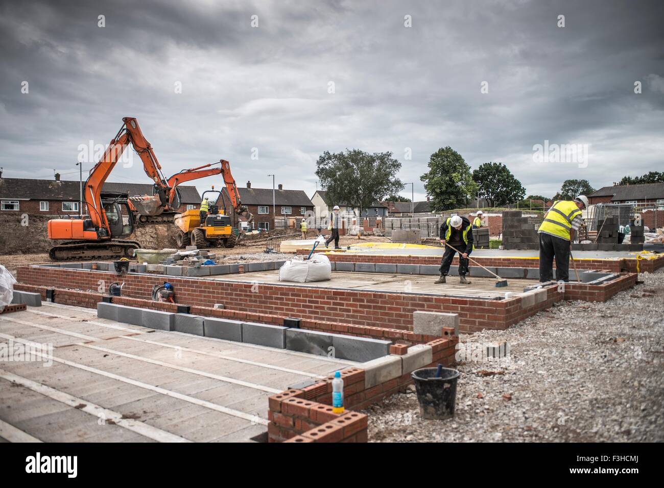 Pose de briques travailleurs on construction site Banque D'Images