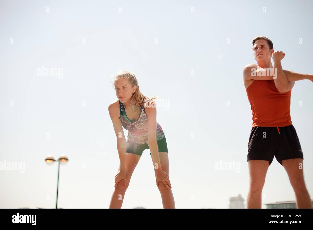 Au cours de l'exercice d'étirement des coureurs Banque D'Images