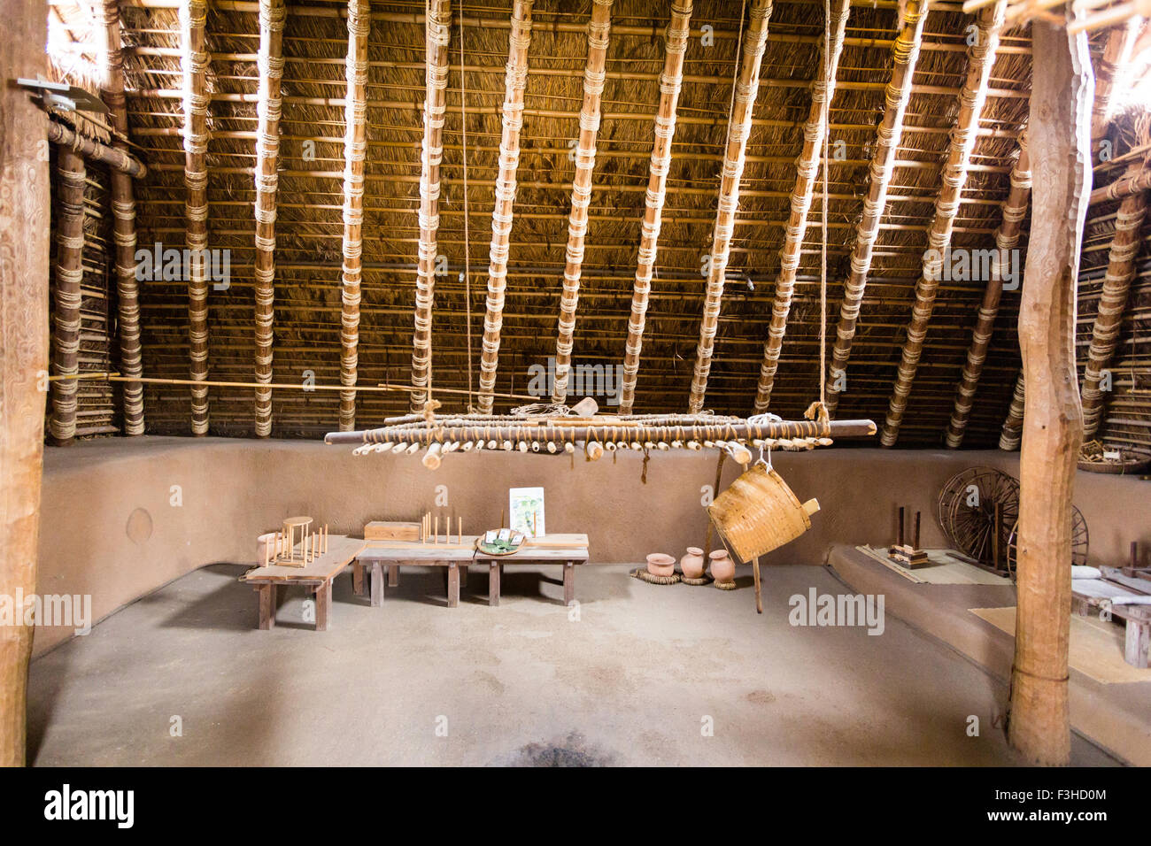 Yoshinogari Park, au Japon. Re-construit Yagoi de règlement. Minami no Mura, village du sud. Intérieur de l'habitation à la famille montrant le plancher et le toit. Banque D'Images