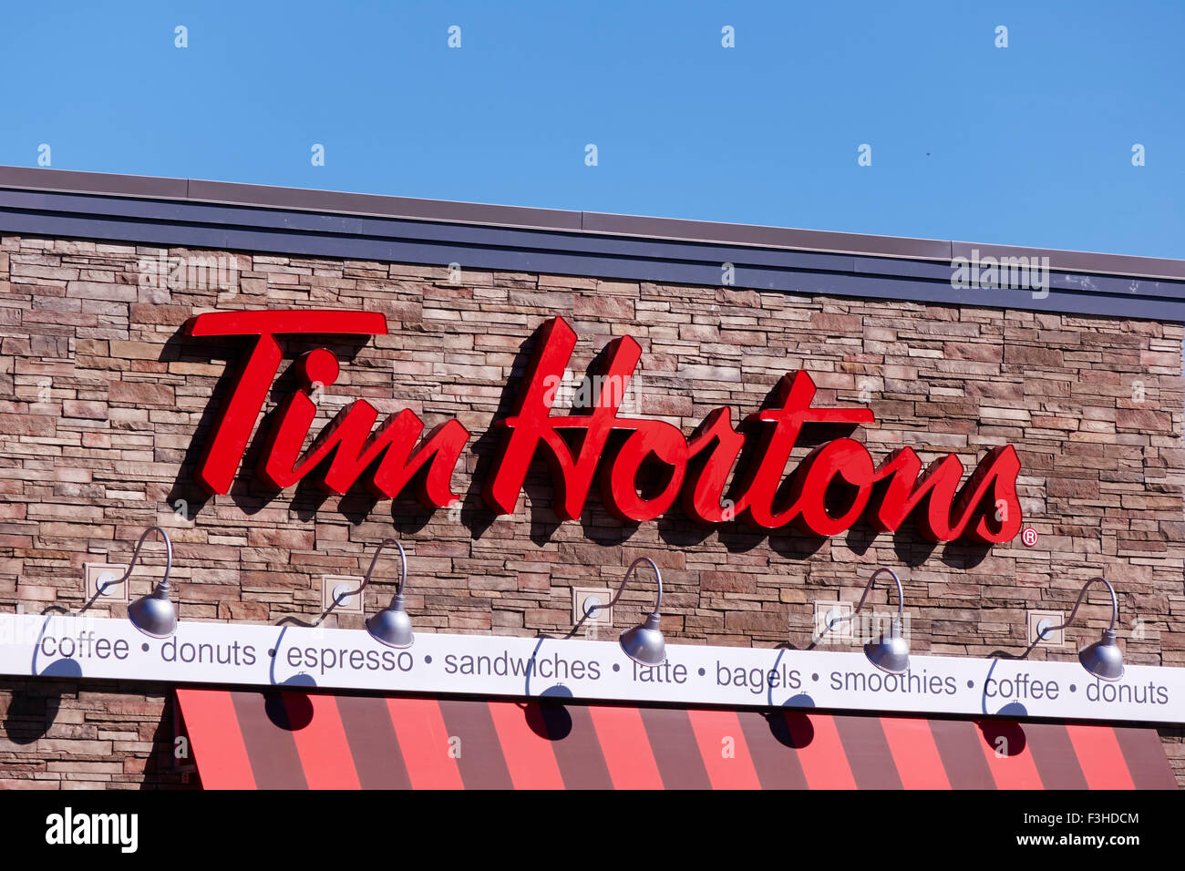 Tim Horton signe sur l'extérieur d'un nouveau Corporate Design pour l'anneau et chaîne de Sandwich au Canada Boutiques Banque D'Images