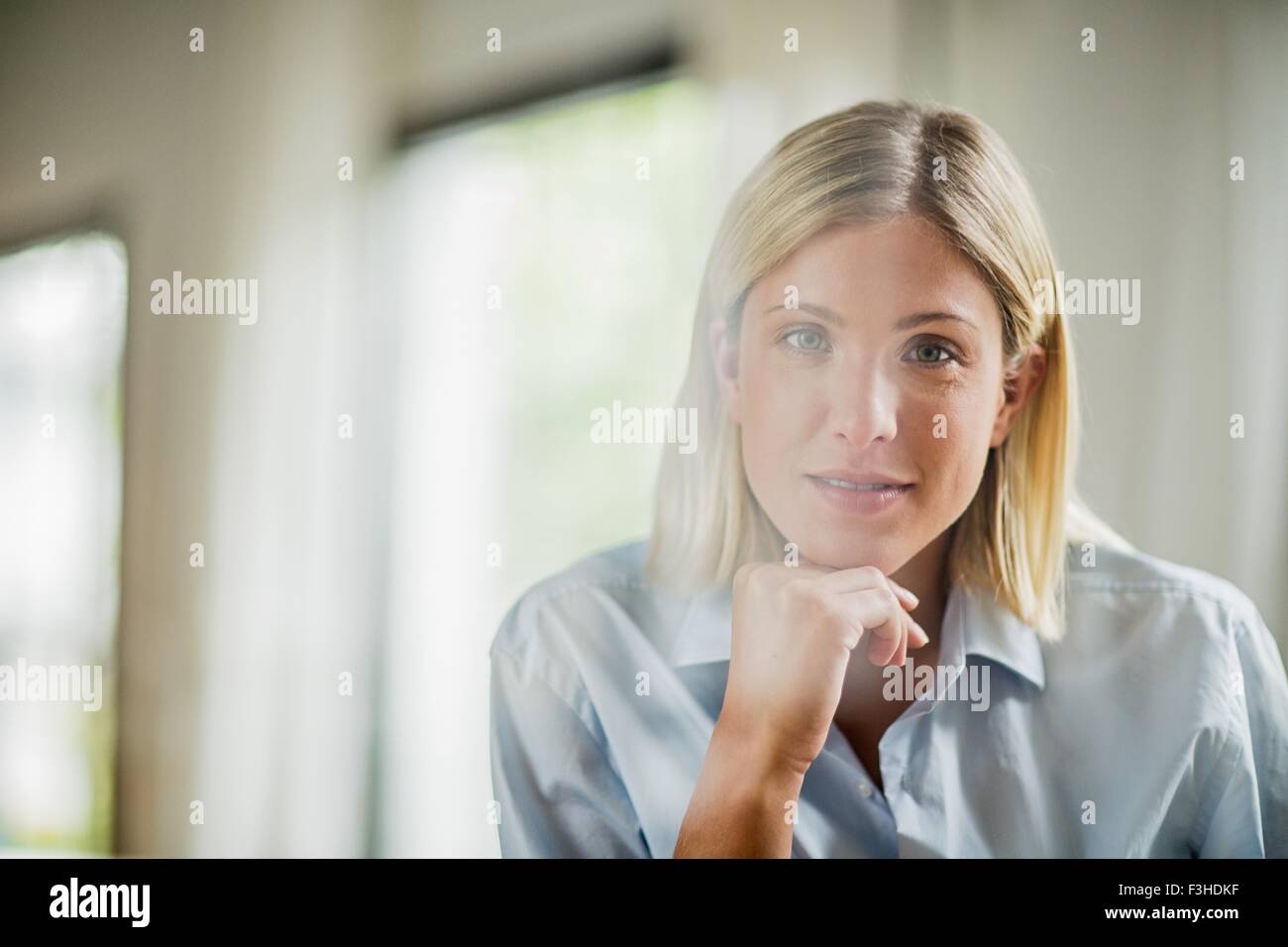 Portrait de la belle jeune femme avec la main sur le menton Banque D'Images Portrait de la belle jeune femme avec la main sur le menton Banque D'Images