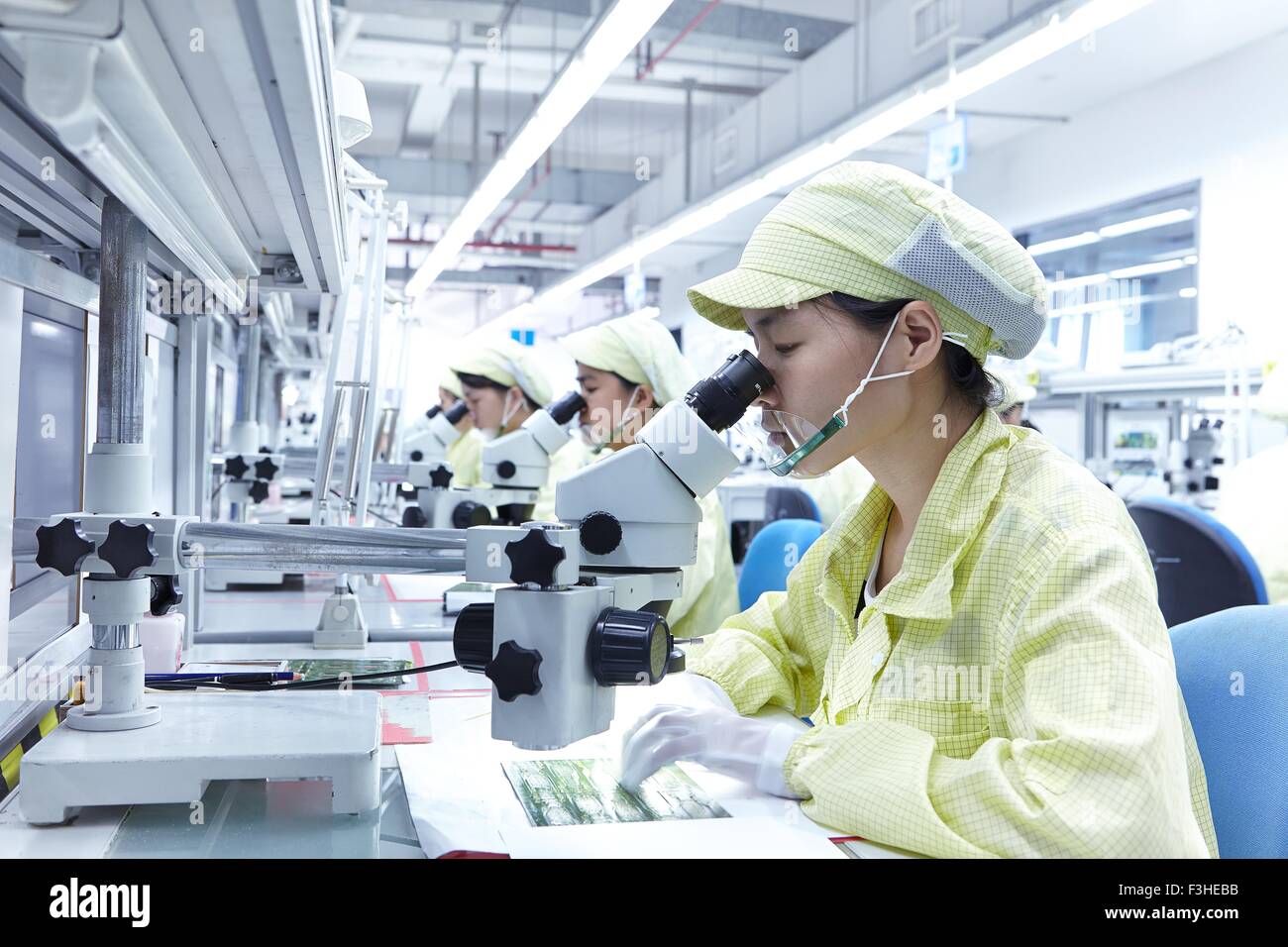 La station de vérification de la qualité d'usine de production de cartes de circuits électroniques souples. Situé au sud de l'usine Chine Zhuhai Guangdong Province Banque D'Images