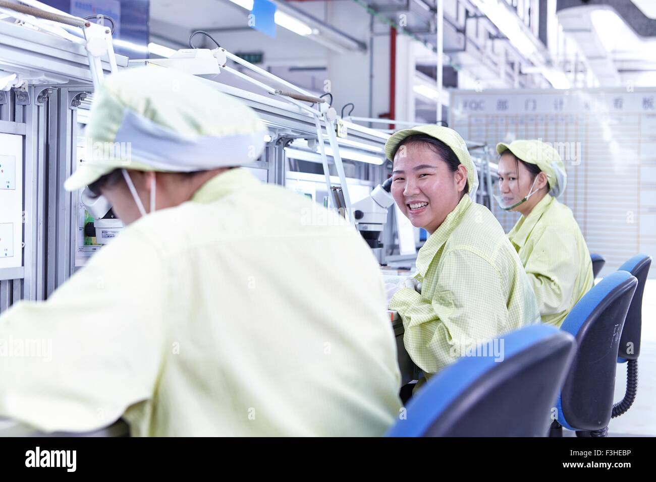 La station de vérification de la qualité d'usine de production de cartes de circuits électroniques souples. Situé au sud de l'usine Chine Zhuhai Guangdong Province Banque D'Images