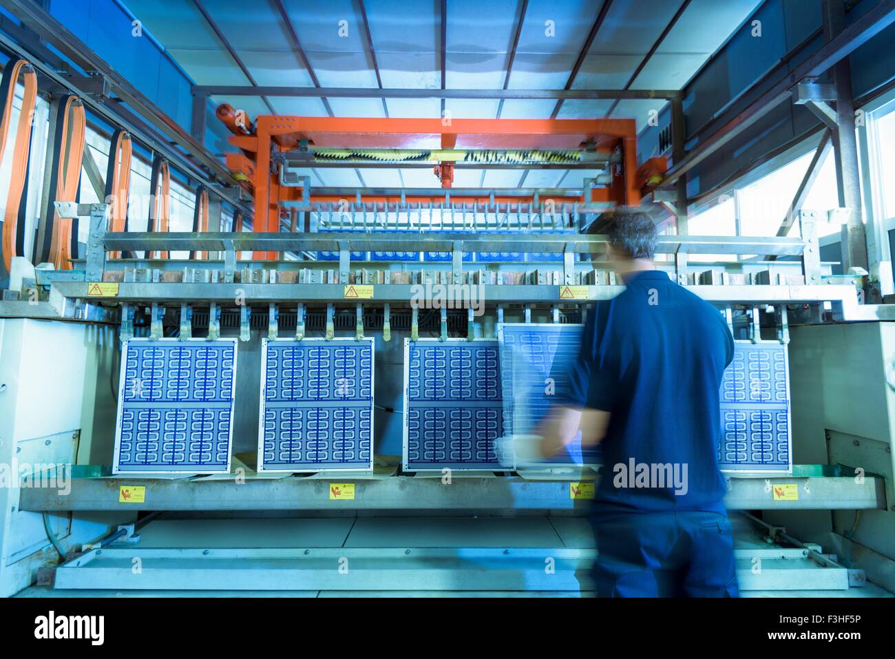 Cartes de circuit de charge des travailleurs dans la machine de traitement dans l'usine de circuits Banque D'Images